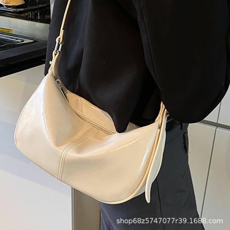 New Simple Bag Female Moon Underarm Oily Skin Trendy Super Soft Shoulder Dumpling Bag Premium Texture Messenger Bag