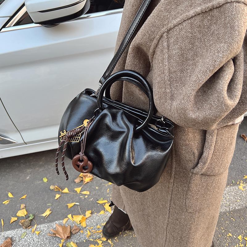Niche textured bag women's 2025 new winter shoulder messenger bag high-end portable pleated cloud bag