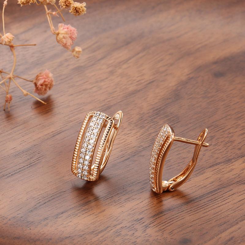 Copper-plated real gold micro-inlaid zircon earrings for women, fashionable hollow double-row diamond D-button earrings jewelry.