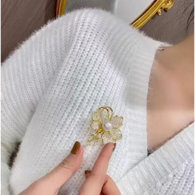 Korean version of fashion temperament brooch women's rhinestone silk scarf buckle anti-light buckle crystal brooch pin pearl jewelry accessories