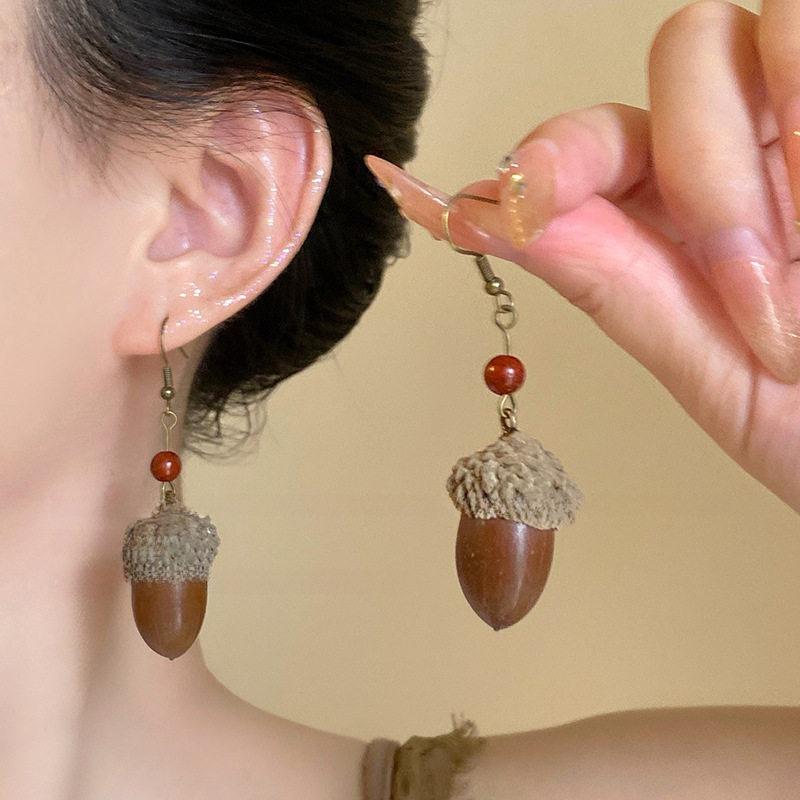 Metal pine cone pendant, ear hook, ethnic style retro niche fashion temperament earrings, light luxury high-end earrings.
