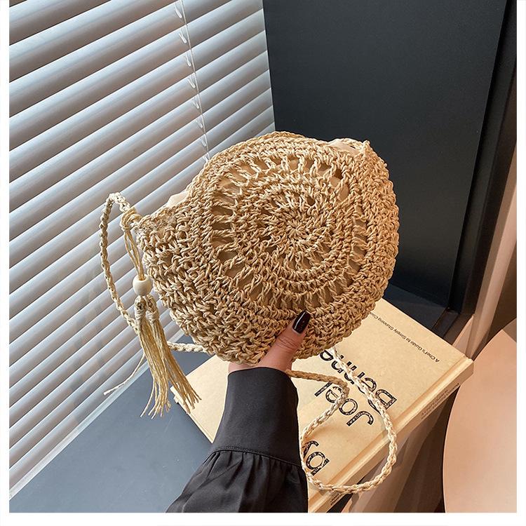 

Плетеная маленькая сумка женская новая летняя с бахромой плетеная из соломы сумка для отпуска пляжная на плечо кроссбоди маленькая круглая сумка хаки