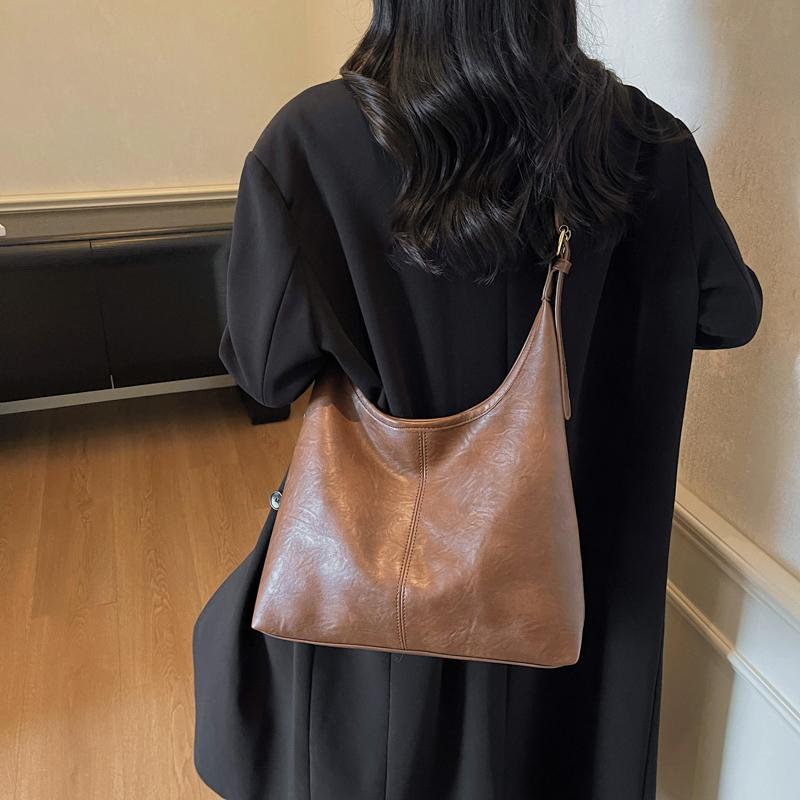 Vintage Commuter Large Capacity Bag Women's Soft Leather Shoulder Bag Underarm Tote Bag