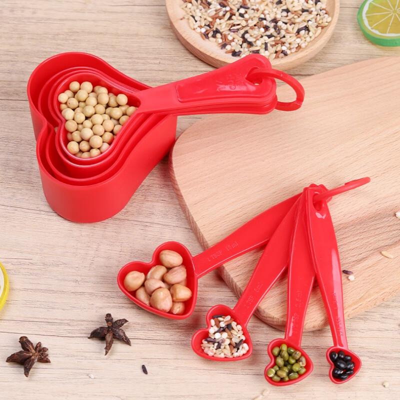 Heart-shaped Plastic Measuring Spoons Set