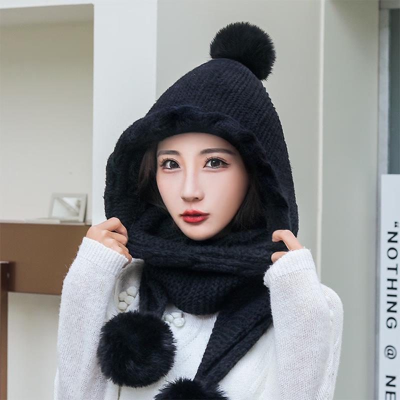 Женский зимний комплект: шапка с помпоном и шарф