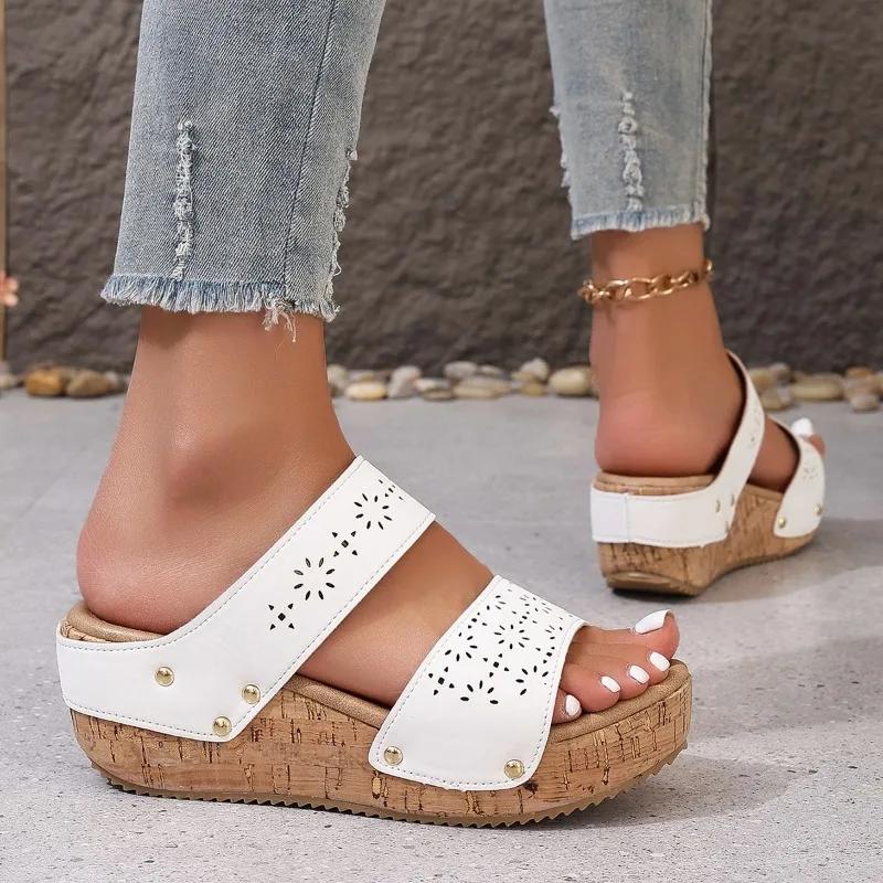 2025 Sommer Neue Damen Hausschuhe Outdoor Nieten Plateau hohle Keilabsätze Sandalen Übergröße Lässig Bequem Offene Zehen Hausschuhe