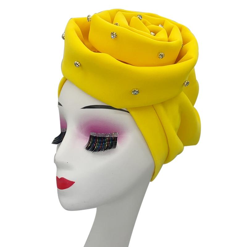 

Головний убір мусульманських жінок з діамантами жовтий