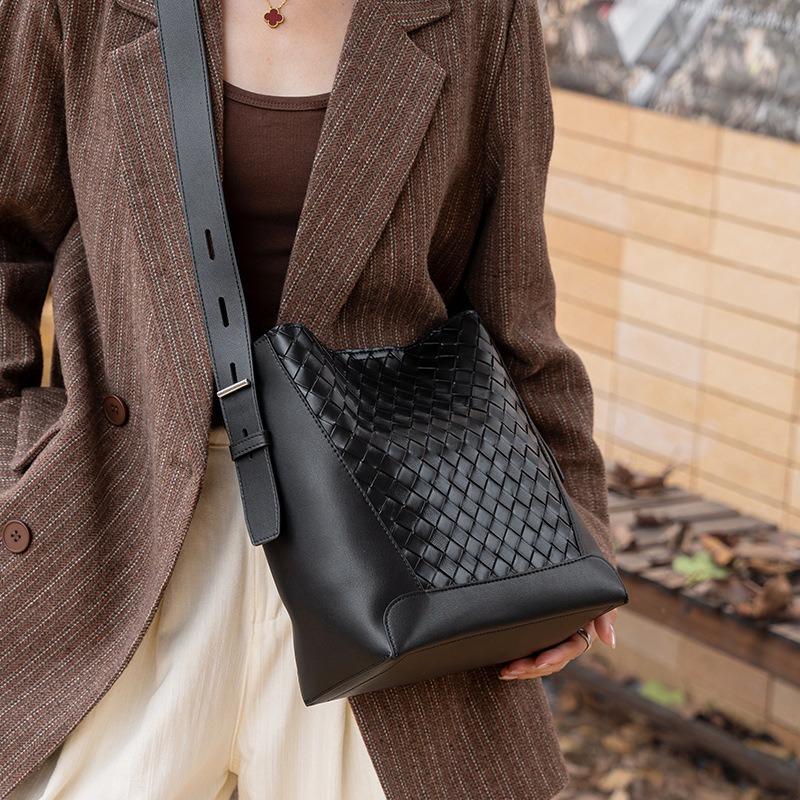 Bag Summer Women's Versatile New Woven Bag Large Capacity Bucket Bag Women's Leather Shoulder Bag