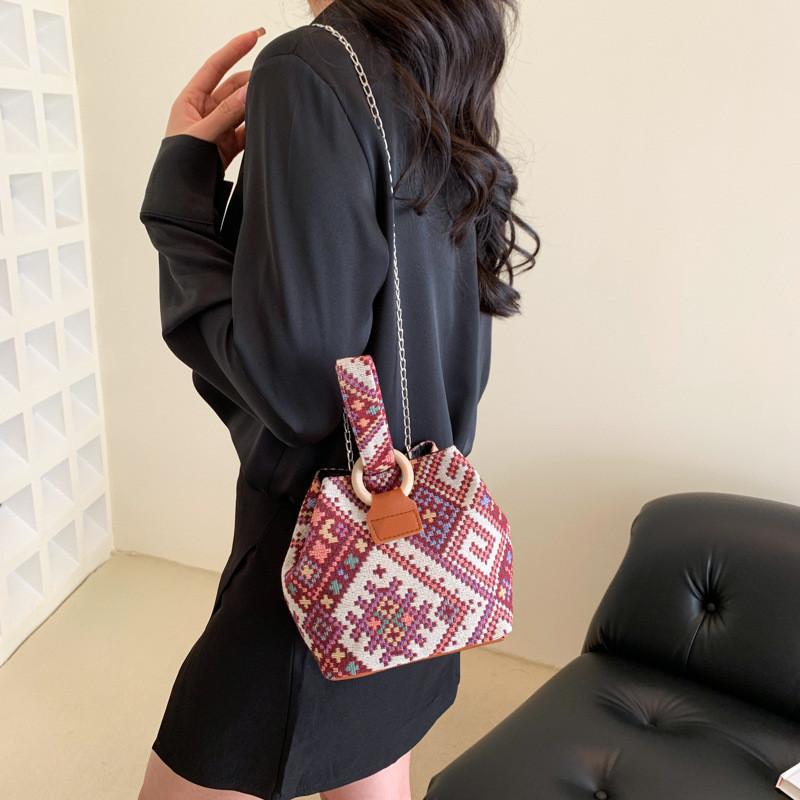 Fashionable Medium Bucket Bag 2023 Summer Collection Casual Commuting Crossbody Bag