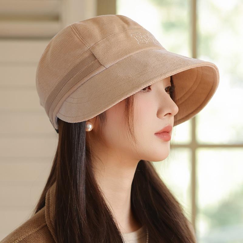 Autumn and Winter Hats, Women's High-end Casual Versatile Cap, Large Brim To Show the Face, Small Equestrian Hat Tide