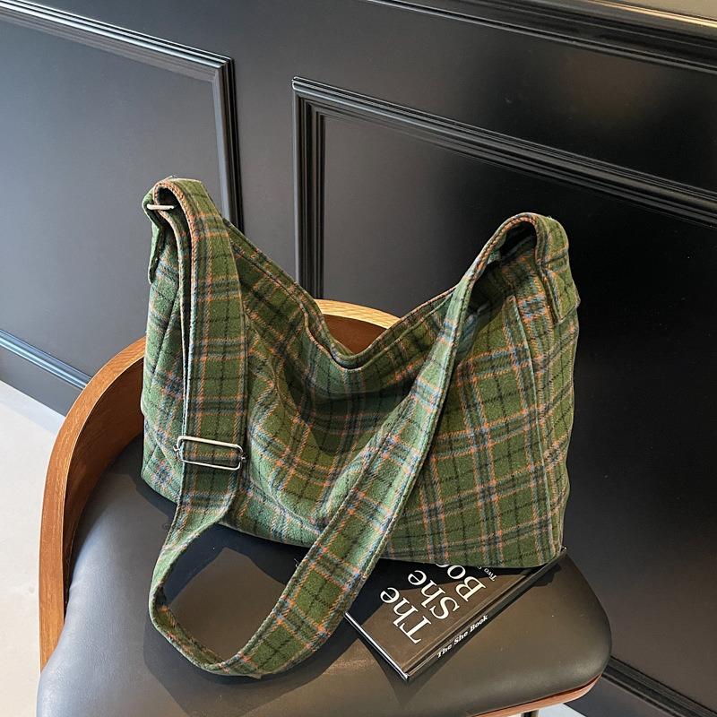 Large-capacity plaid tote bag women's autumn and winter new literary and leisure shoulder messenger bag commuter bag