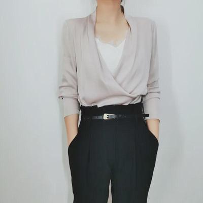 Camisa de Seda de Manga Larga con Cuello en V para Mujer en Oferta - Elegante Rosa Crema con Cuello de Volantes