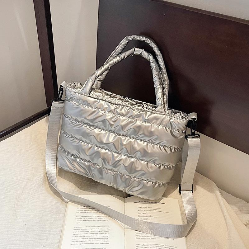 

2025 Зимняя Сумка-тоут и Сумка через плечо в корейском стиле, большой вместимости, уникальный дизайн, повседневная сумка на одно плечо. As shown серебряный