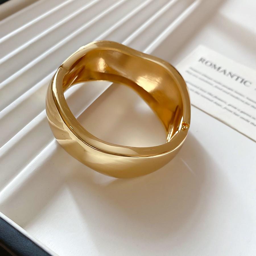European-American Geometric Metallic Open Bangle: Simple, Versatile, Niche Design Bracelet