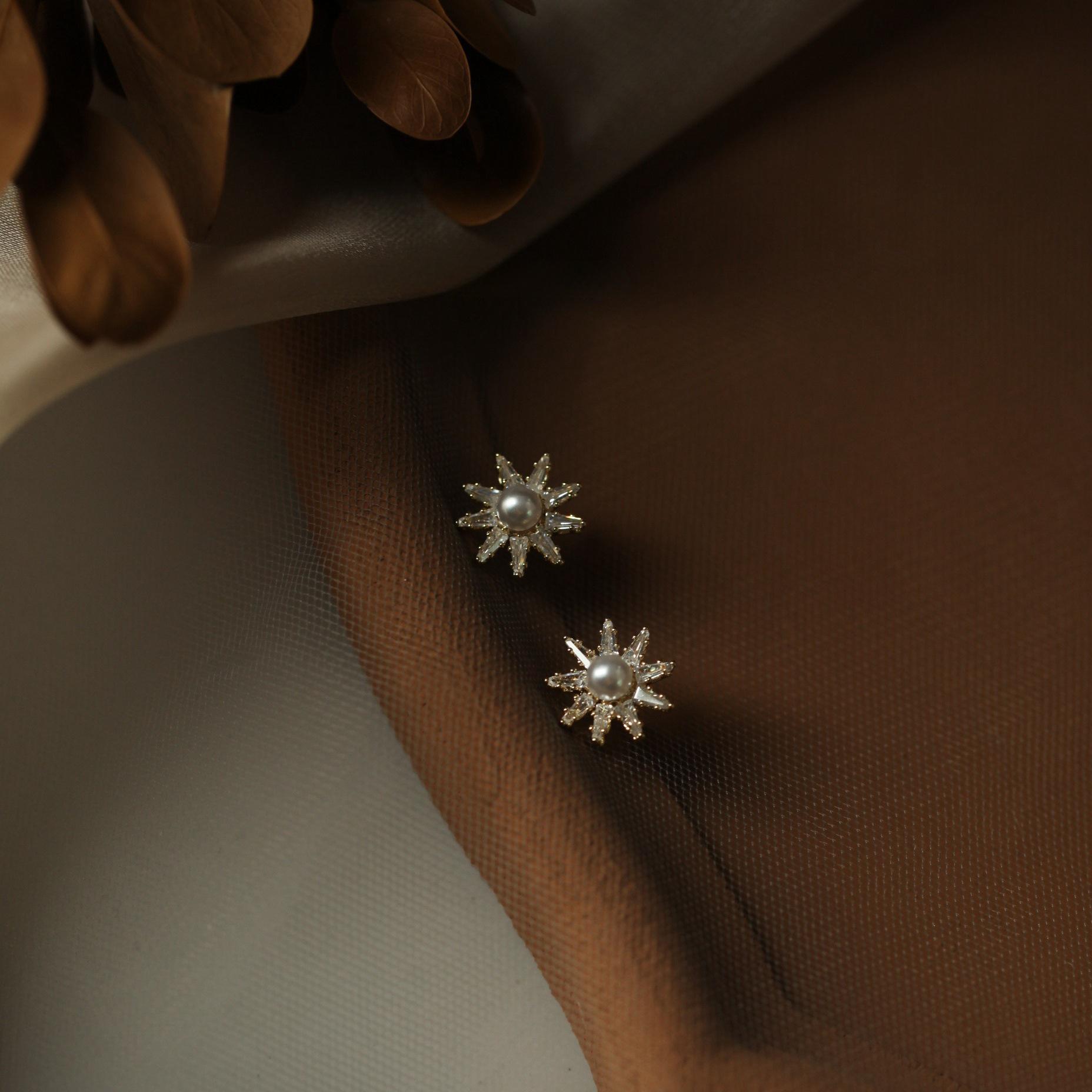Edelweiss S925 Snowflake Stud Earrings with 14K Gold-Plated Zirconia & Shell Pearl 14K Gold Pair (Incl. Earplugs)