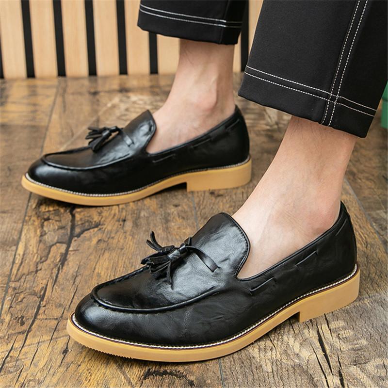 Luxus Designer Neue Herren Spitzschuhe Schwarz Braun Quasten Slipper Schuhe Für Herren Formelle Hochzeitskleidung Homecoming Zapatos Hombre