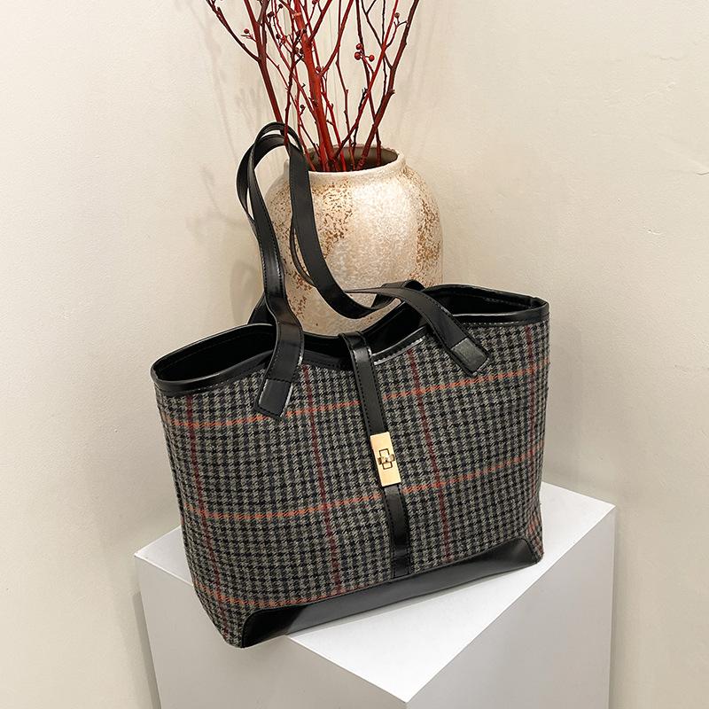 

Ретро сумка Qiandongge большой вместимости женская 2025 новая трендовая осенне-зимняя универсальная сумка на одно плечо сумка-тоут