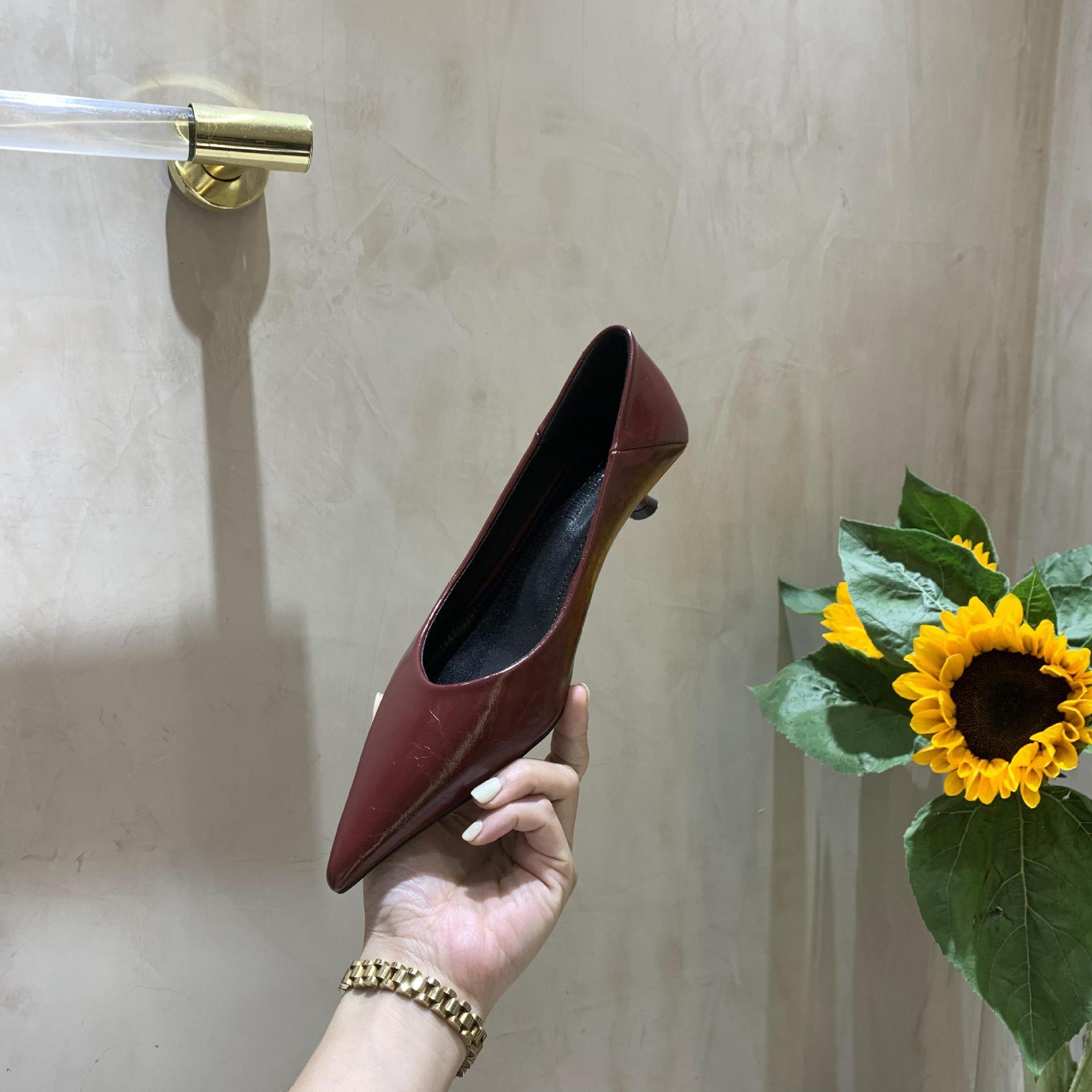 

Женские туфли на низком каблуке, весна 2025, новые товары, заостренный нос, неглубокий нос, V-образный вырез, туфли на каблуке-кошке, темперамент, простота и удобство, wo 40 красный