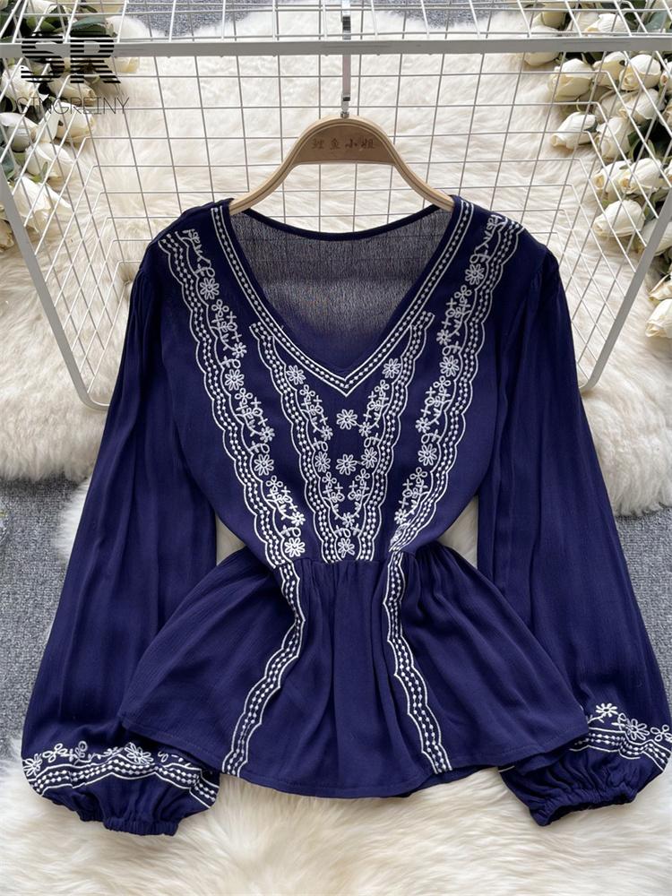 Весенняя свободная блузка с цветочной вышивкой — фото 23