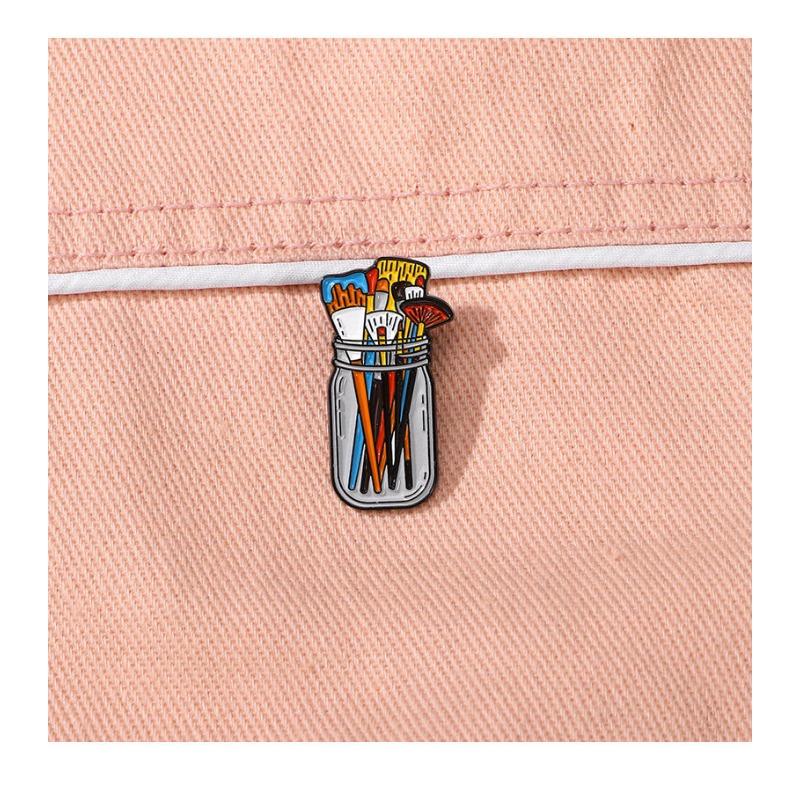 

1pcs Cartoon Brush Brooch Personalized and Creative Alloy Dripping Oil Badge Fashionable and Versatile Clothing Bag Brooch