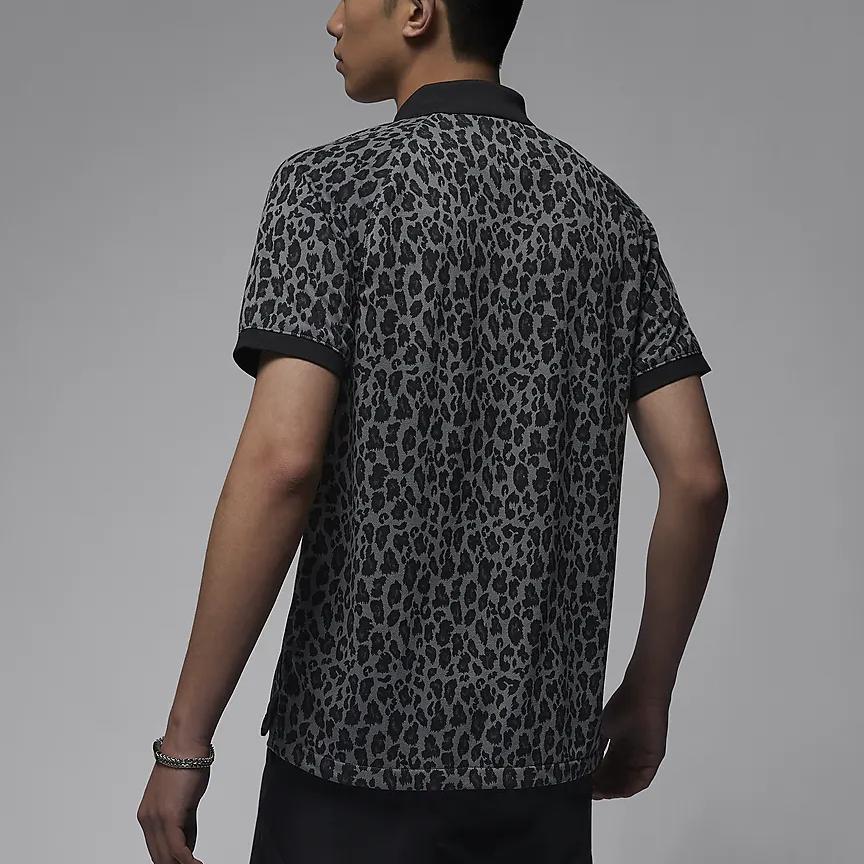 Jordan Pánská polokošile s krátkým rukávem Dri-FIT Sport s celoplošným potiskem, šedý kouřový FN5853-084