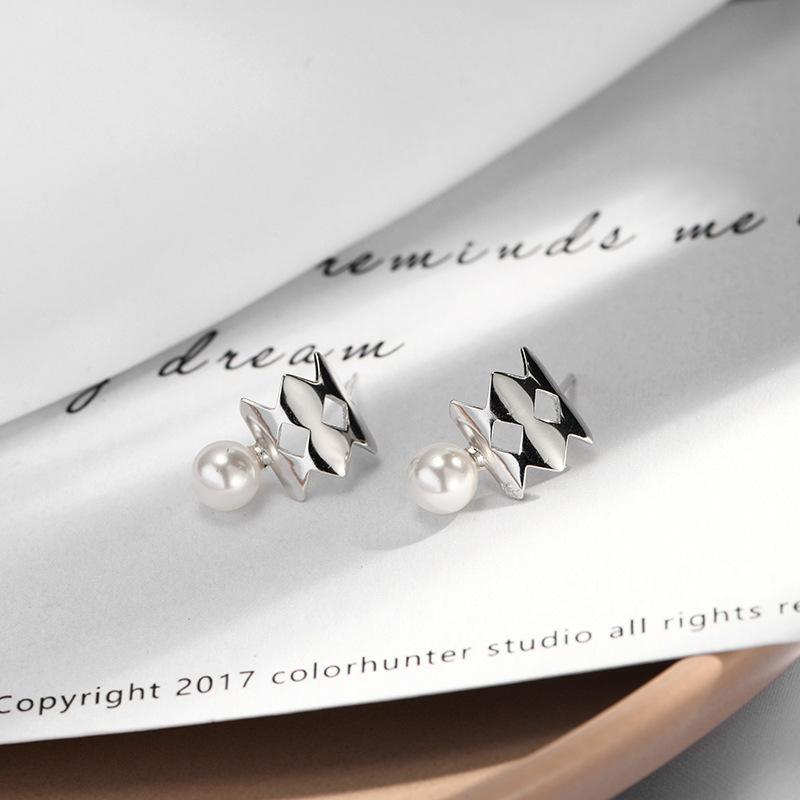 

Женские серьги с блестящим жемчугом в корейском стиле. Модные и свежие серьги.