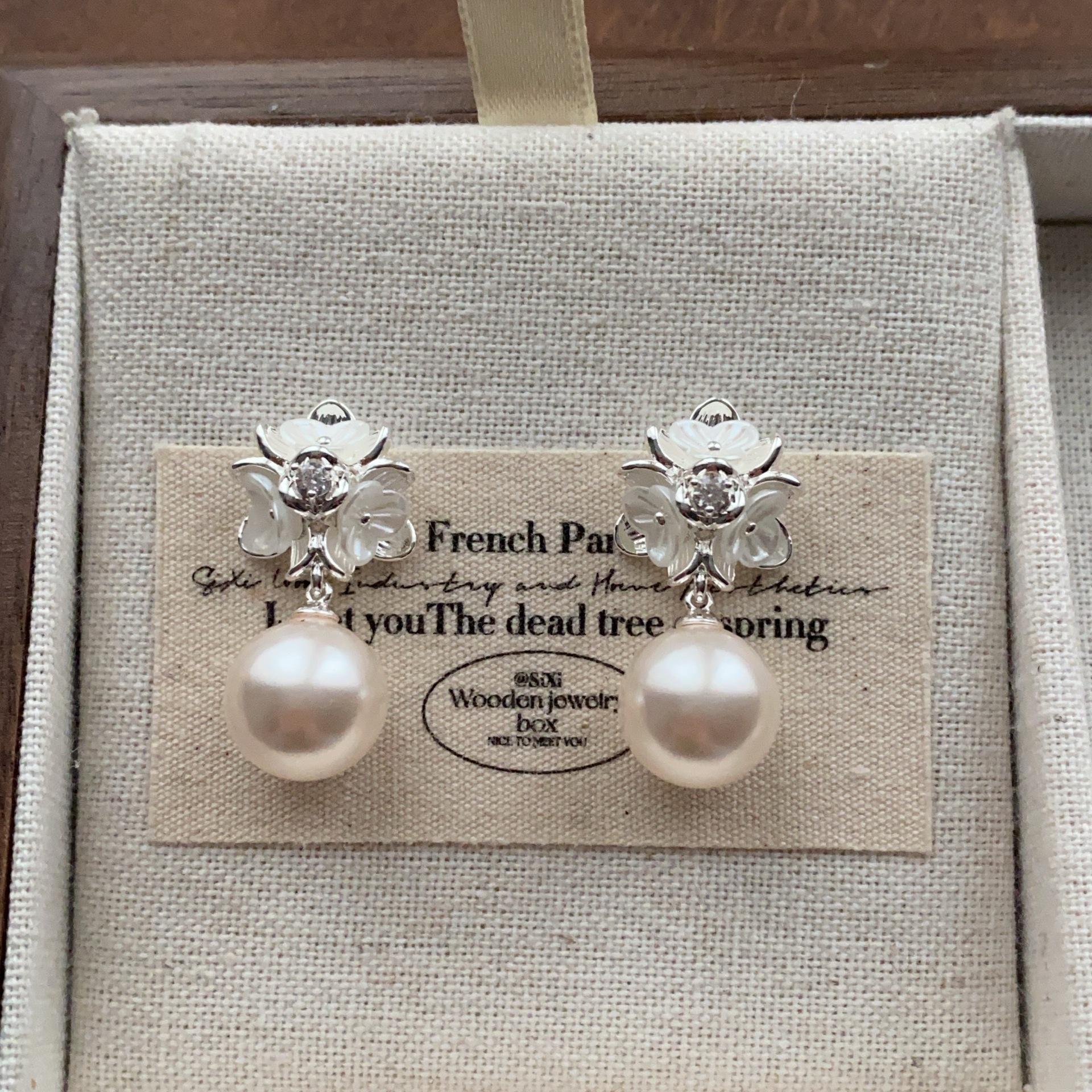 

Classic three-dimensional flower cluster pearl stud earrings drooping elegant and smart pearl earrings high-grade elegant and versatile daily earrings