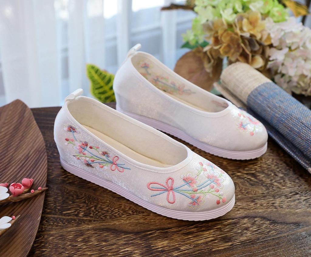 Women's Hanfu Embroidered Round Toe Cloth Shoes for Spring/Autumn - Ancient Style Dance & Stage Play Footwear