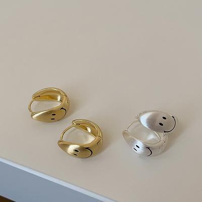Gebürstetes C-Kreis-Metall-Smiley-Ohrschnalle Weibliches Designgefühl Einzigartige Persönlichkeit Modetemperament Elegante vielseitige Ohrringe Ohrringe