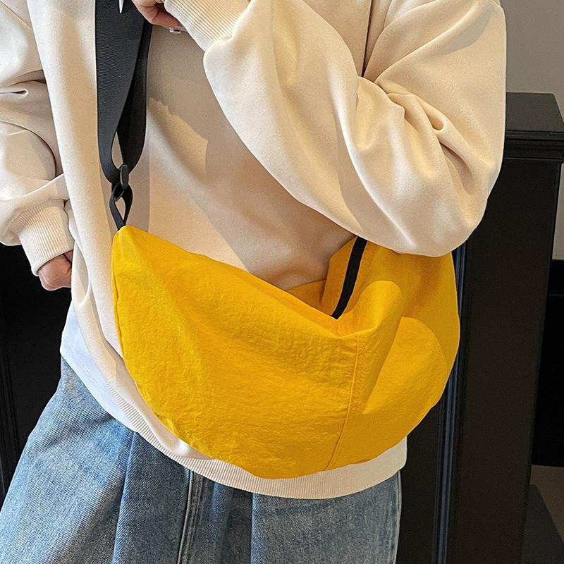 2025 new casual style light and versatile sports dumpling bag niche design fashionable commuter travel messenger bag women