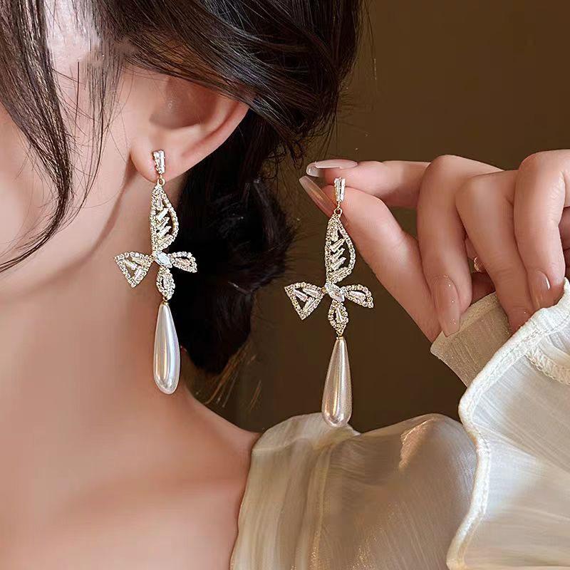 French Retro Pearl Geometric Earrings: Elegant and Fashionable Studs for Women