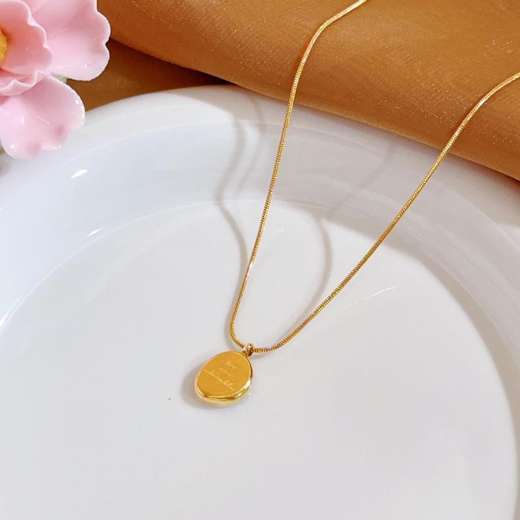 Złoty naszyjnik ze stali nierdzewnej: Elegancka, Wszechstronna, Nieblaknąca Biżuteria Damska