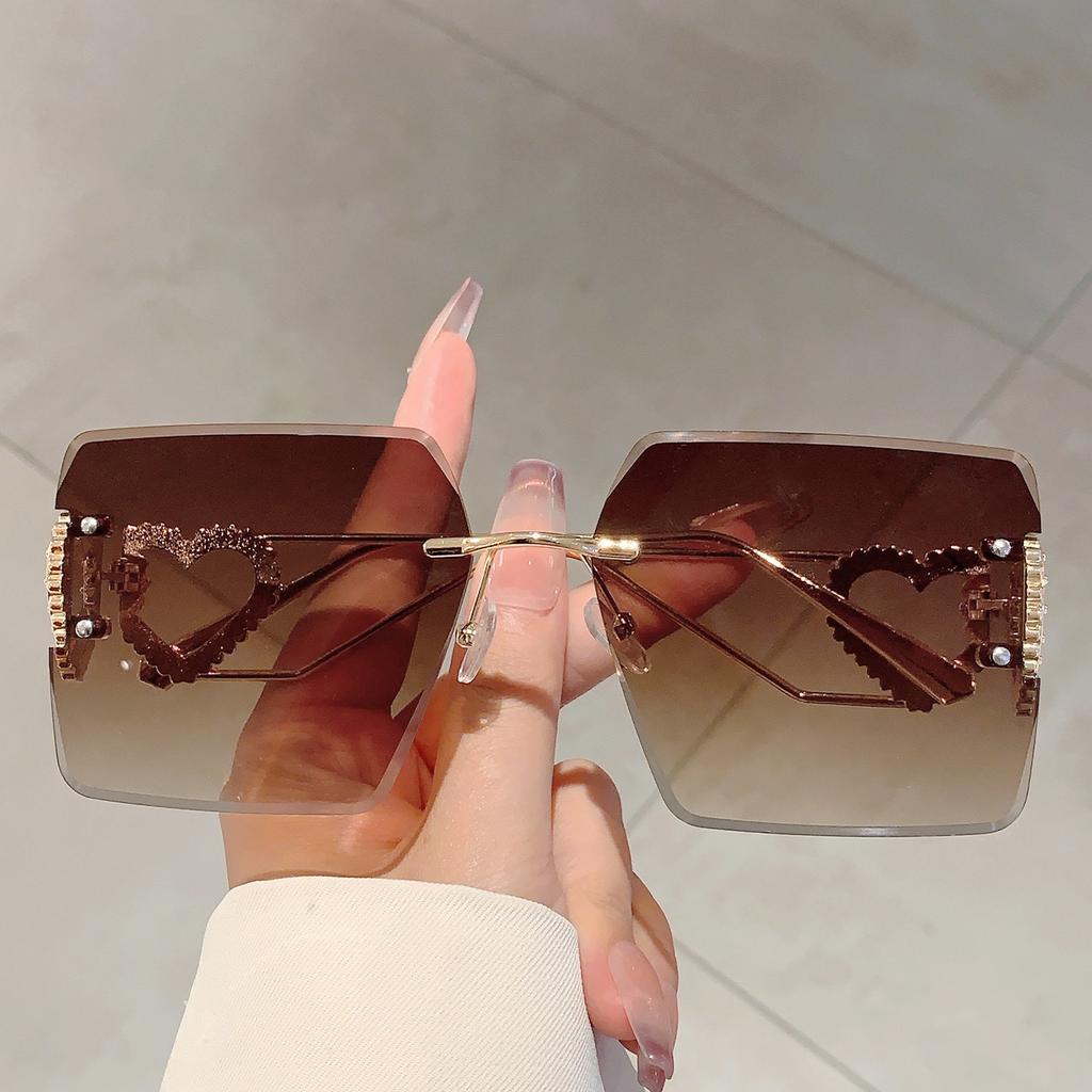 New in Heart Chain Designer Lady Shades Retro Brand Trends Sun Glasses Luxury Metal Decoration Sunglasses for Women's