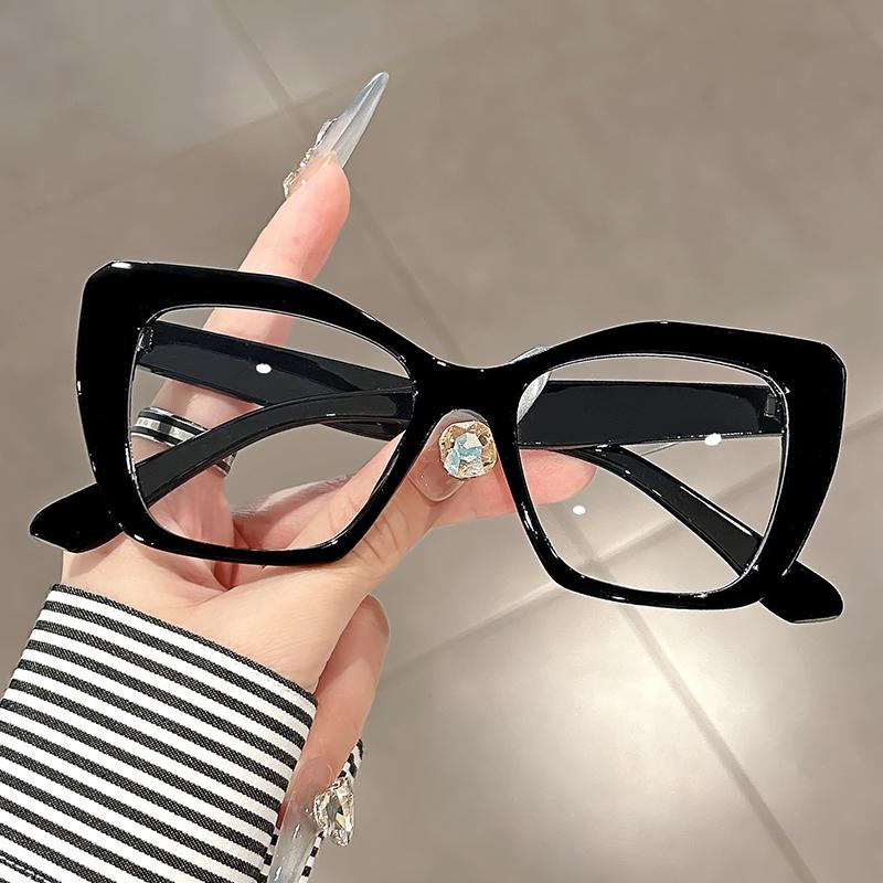 

The new butterfly-shaped anti-blue light flat optical frame Top is fashionable trendy and versatile for street style