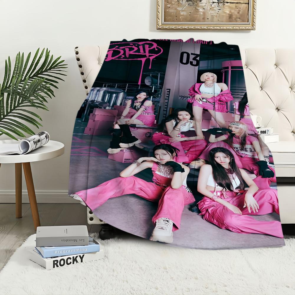 Coperta Kpop Girl B-Babymonster Drip Morbido Peluche Tappeto per Divano da Riposo per Soggiorno Caldo Ufficio Camera da Letto Compleanno Casa Viaggio Regali per Bambini
