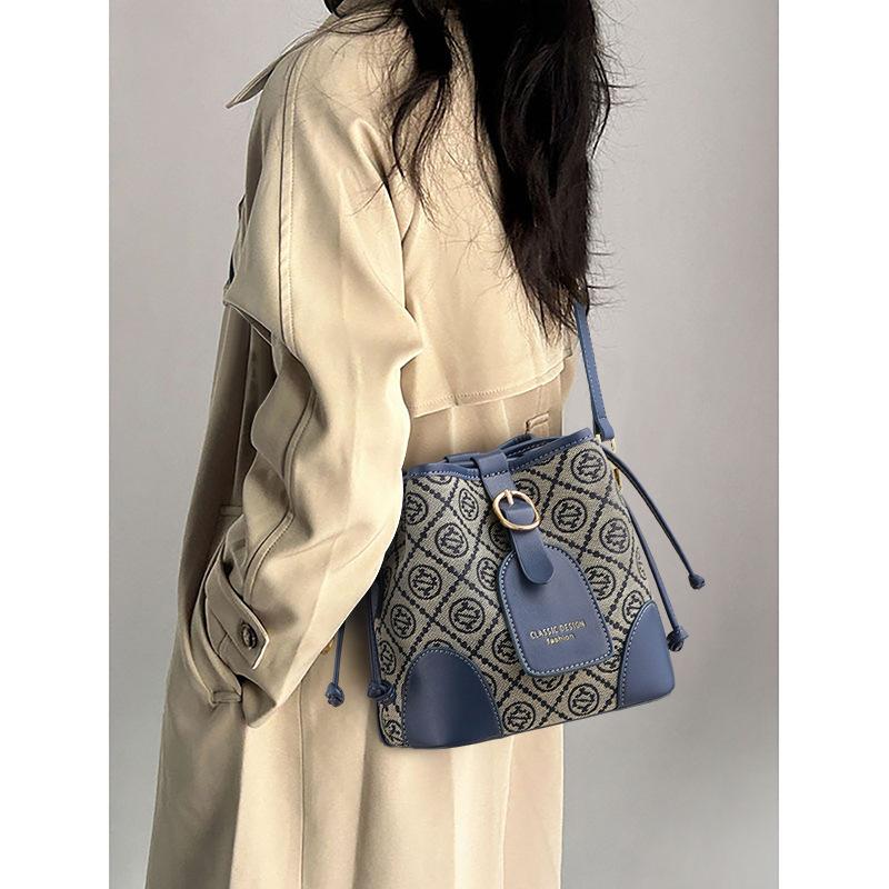2025 New Women's Bag Autumn Winter Bucket Bag Lightweight Commuter Large Capacity Single Shoulder Crossbody Bag