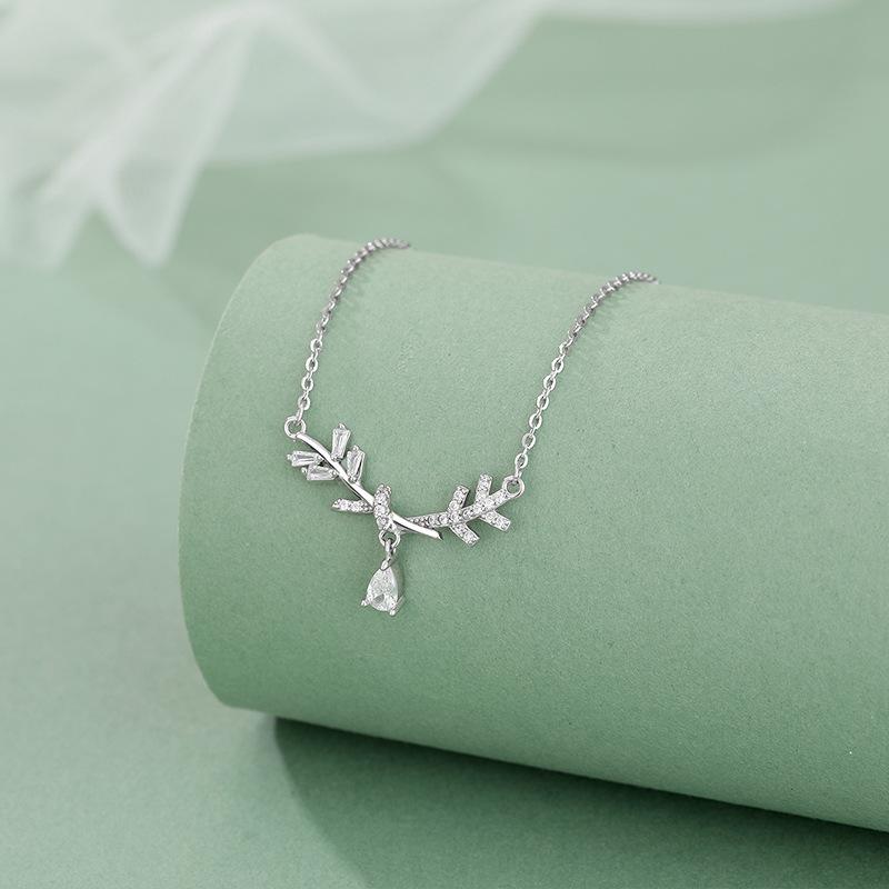 Leaves, Water Drops, Diamond Necklace, Elegant, Fresh, Sweet, and Artistic Girls with A High Sense of Collar Bone