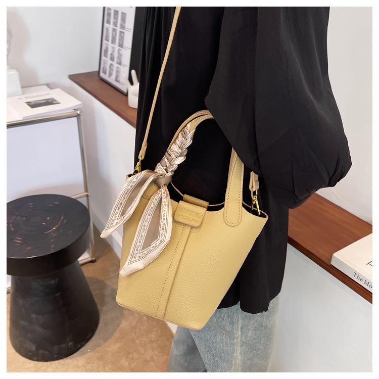 High-end Small Bag Women's New Fashion Versatile Vegetable Basket Portable Bucket Bag Messenger Bag