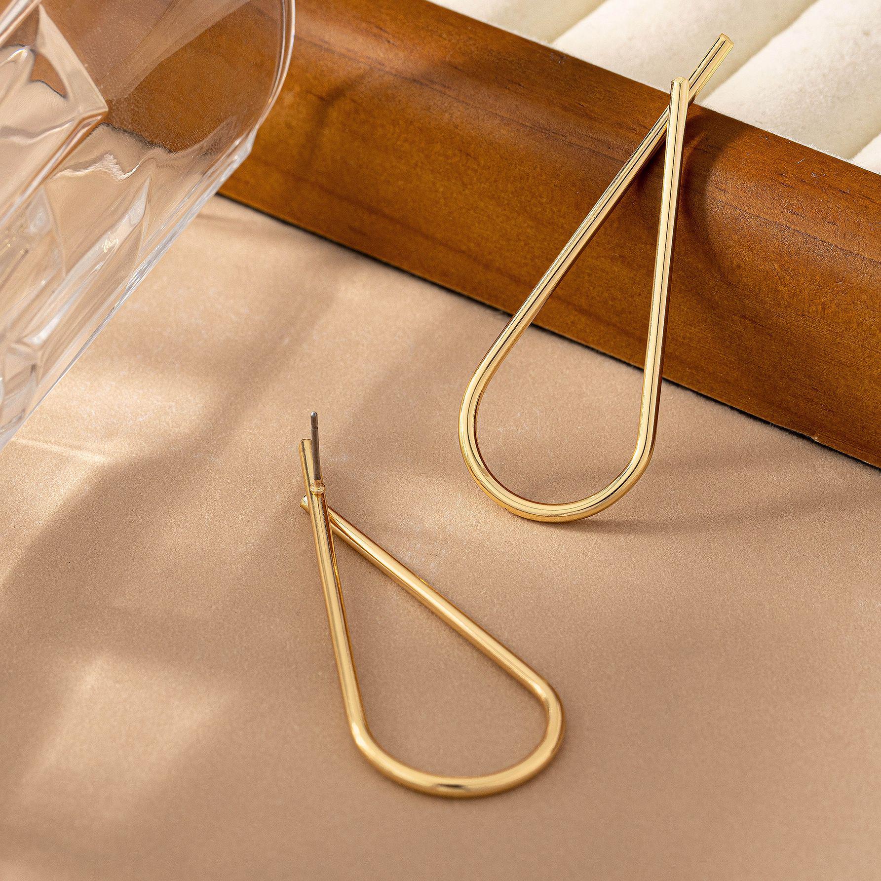 

Минималистичные серьги-пусеты с вырезом в форме капли, 2024: Универсальный и уникальный дизайн