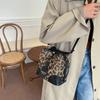 Today's Popular Small Bags Are Women's Simple New Fashion Leopard Print Messenger Bags, Autumn and Winter Texture Bucket Bags.