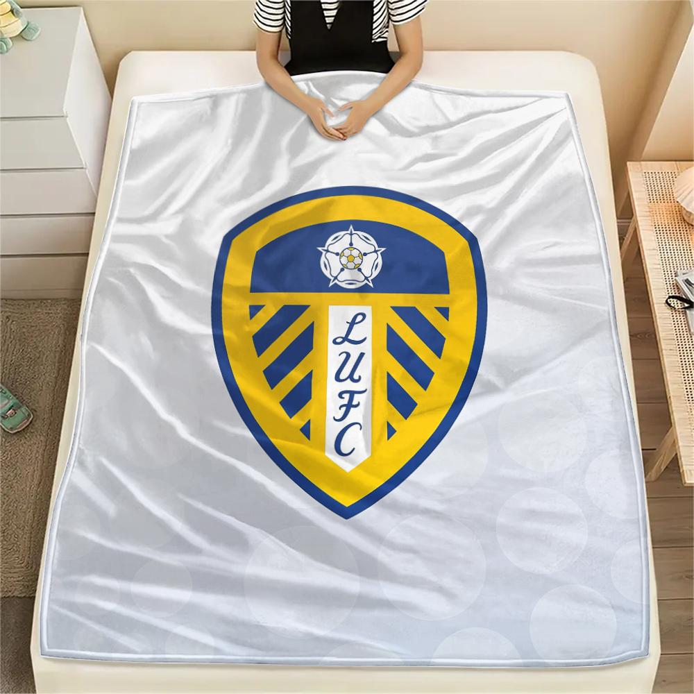 Leeds United, vzorovaná flanelová deka, vysoká kvalita, pohodlná pro všechna roční období, domácí dekorace, teplo a pohodlí, ideální jako dárek.