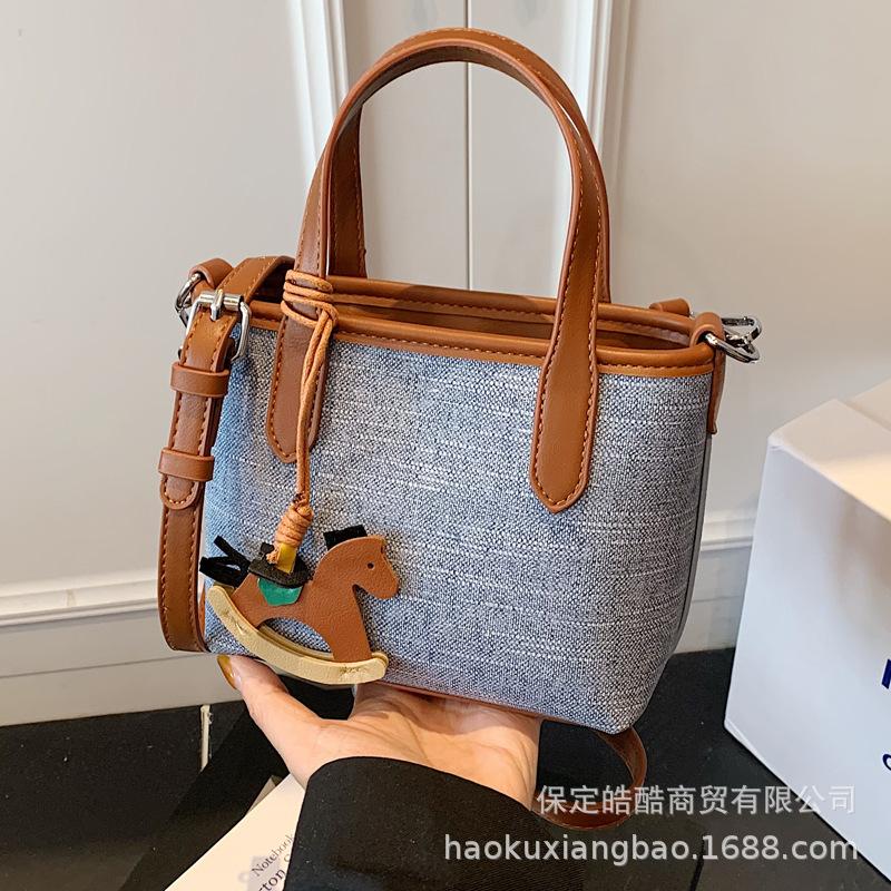 Large-capacity Bag Women's Summer Versatile 2025 New Casual Messenger Bag Texture Portable Commuter Bucket Bag