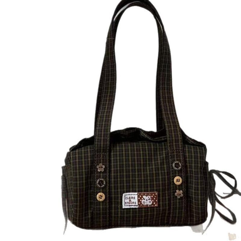Design A Simple and Fashionable Shoulder Bag for Commuting and Shopping, with The Strap Placed Under The Arm.