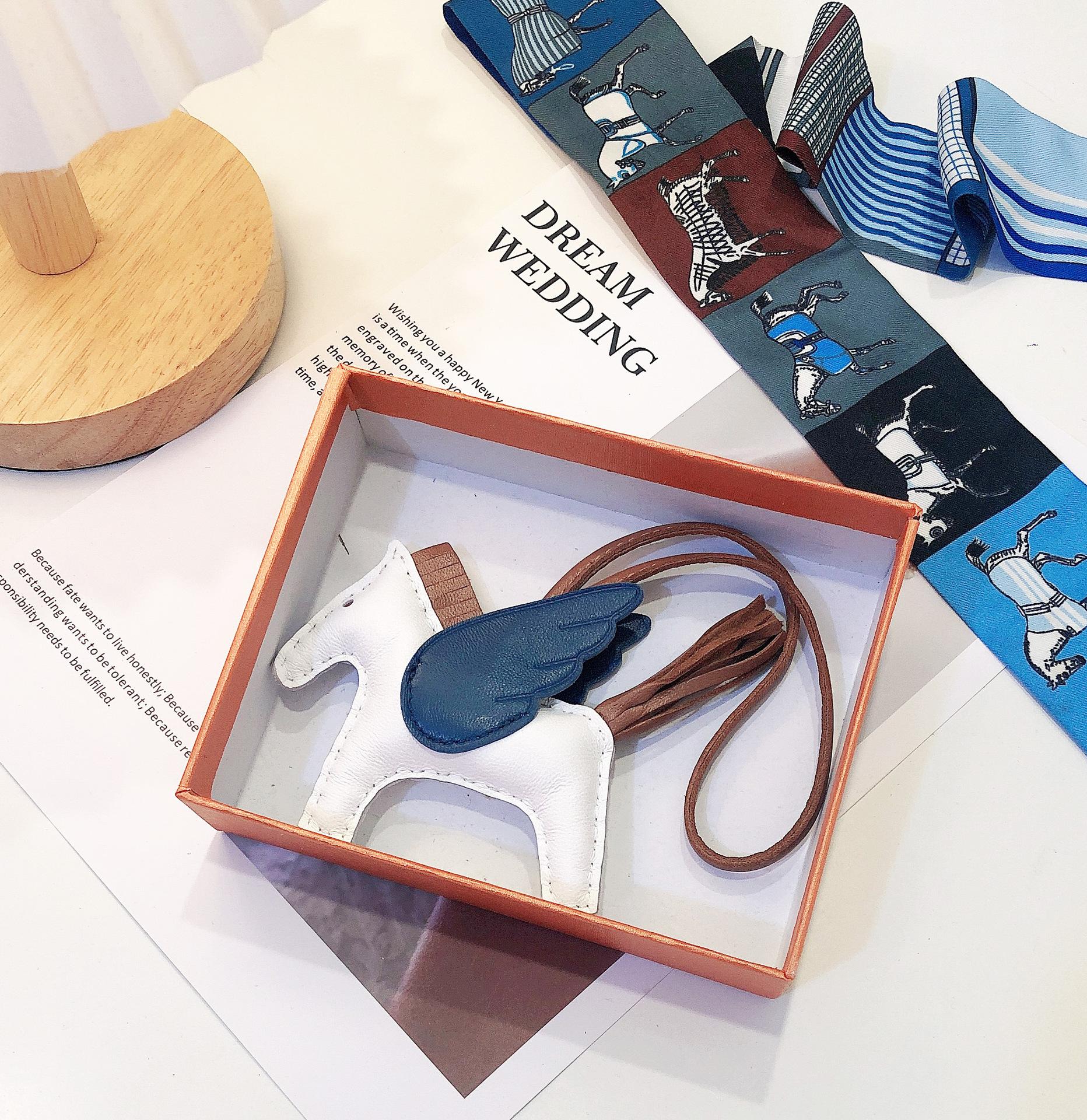 

Сшитый вручную высококачественный кожаный кулон-подвеска для сумки в виде ангела-пегаса, милый женский кулон для сумочки, брелок для ключей от машины