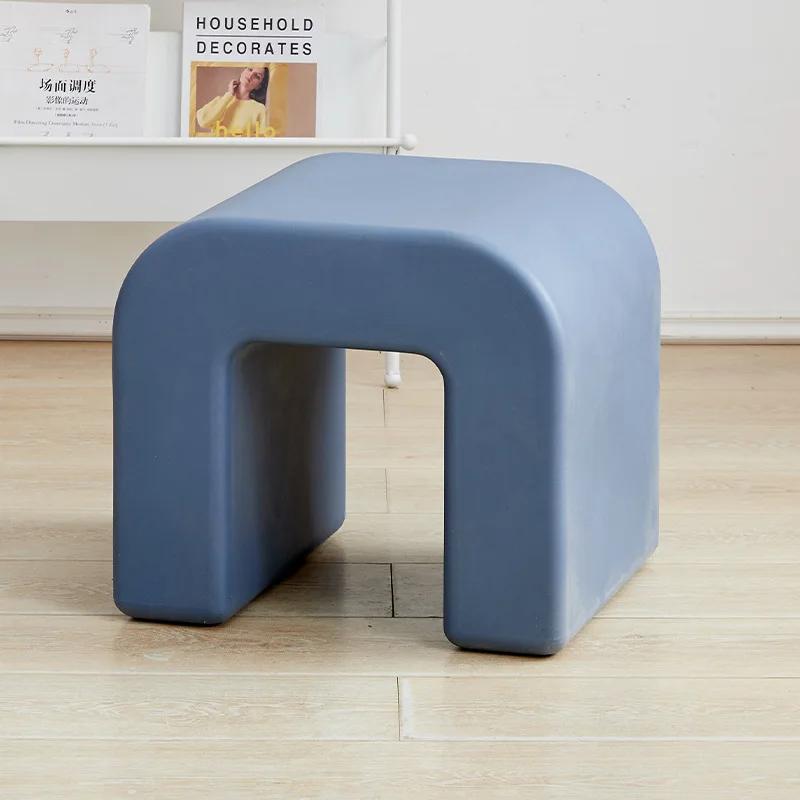 Moderne minimalistische kleine Hocker aus Kunststoff, Stühle, Couchtische, Beistelltische, Schuhhocker, Wohnzimmer, Balkon, Schlafzimmer, niedrige Hocker