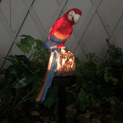 Venkovní vodotěsná LED lampa na trávník ve tvaru papouška na solární pohon pro zahradní nádvoří