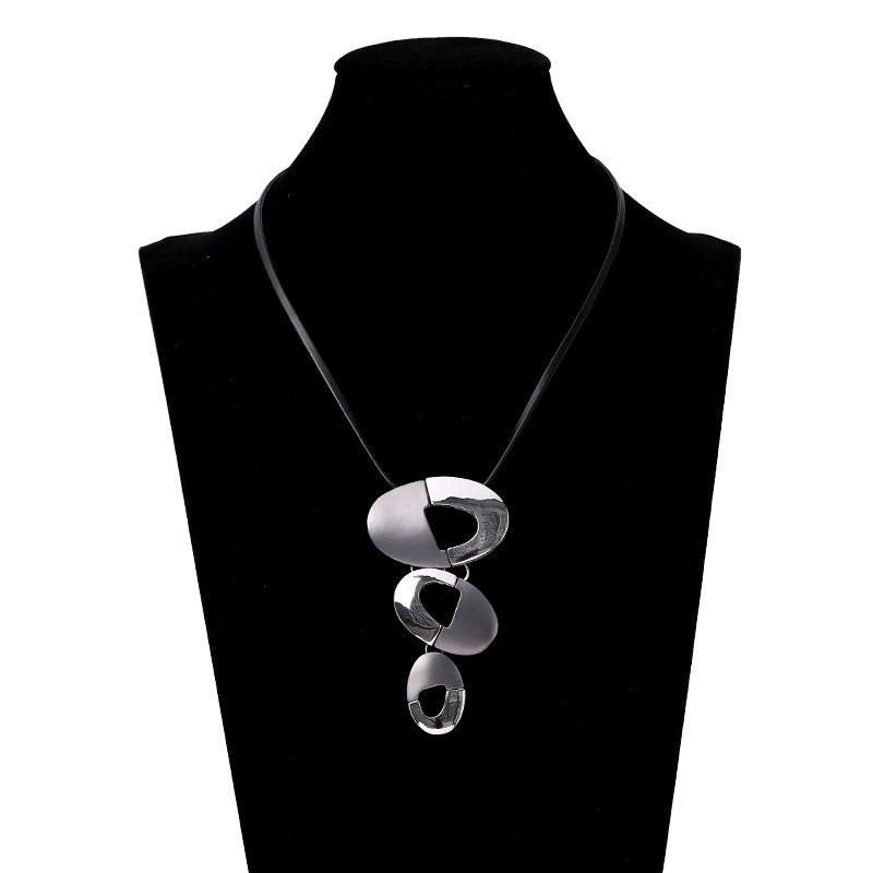 Hot Sale Women's Mid-length Necklace New Metal Contrast Fashion Versatile Geometric Necklace