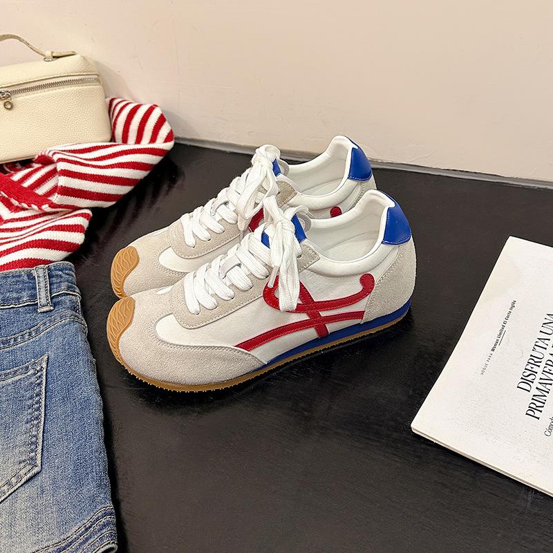 Su Yinyin hat den gleichen Stil von deutschen Trainingsschuhen. Im Frühjahr 2025 werden die neuen Modelle die Höhe erhöhen. Lässige und dünne Sport- und Ligh