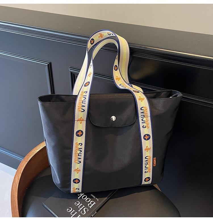 

Korean version niche design handbag bag women s new trendy fashion versatile shoulder bag commuter simple student tote bag One size