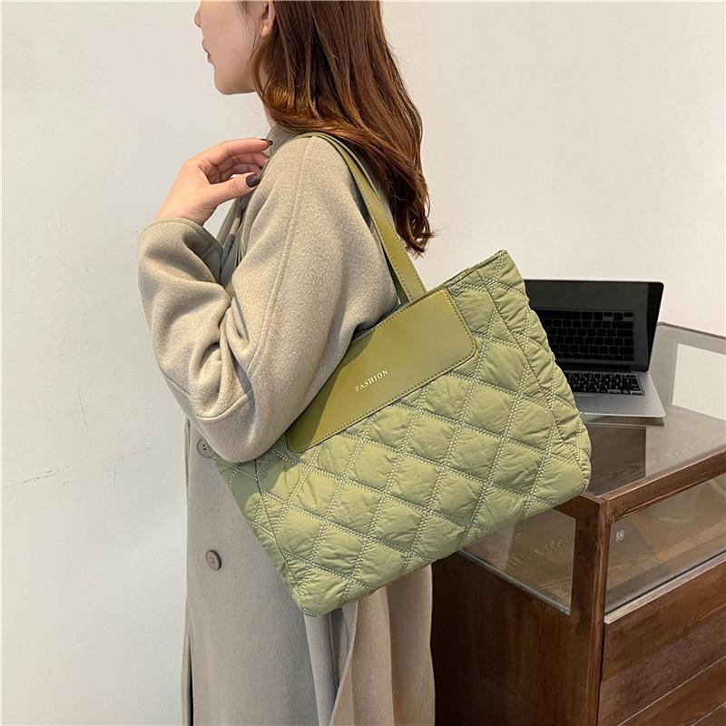 Versatile Large Retro Tote Bag Durable Nylon Handbag Ideal For Everyday Commute Women